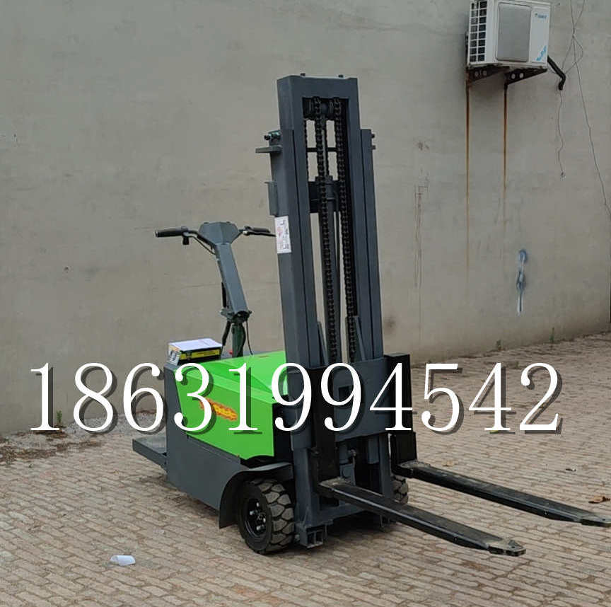 建昌县优程全电动叉车插腿式堆高车液压装卸车1.5吨升高小型站驾式铲车